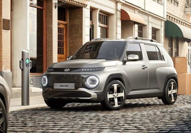 11kWの車載充電器を標準装備。120kWの急速充電器を使えば、約30分で10%から80%まで充電できるという。充電リッドは黒いグリルにある。
