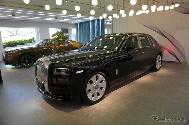 ショールーム内には5台の車が展示できる