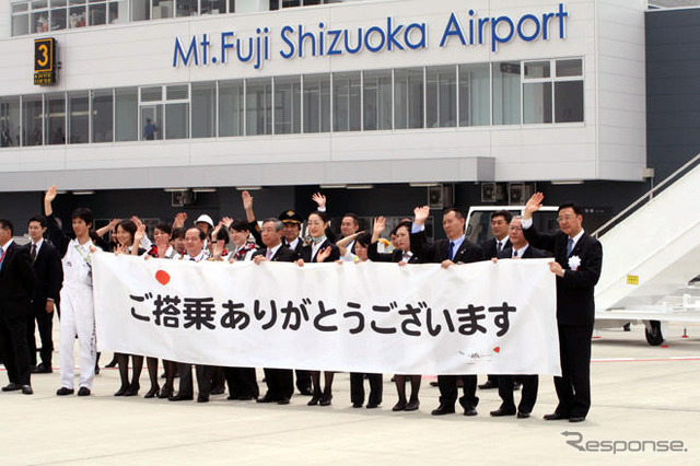 茶畑の真中に「富士山静岡空港」が開港