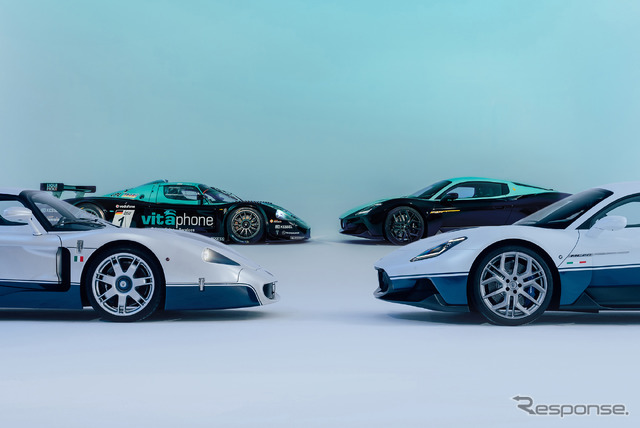 マセラティMC12(左)と、その20周年を記念した限定車「MC20イコーナ」(右手前)「MC20レジェンダ」(右奥)