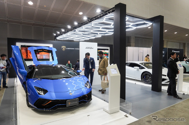 ランボルギーニをはじめ高級車が並ぶ(ジャパン・インターナショナルボートショー2024)