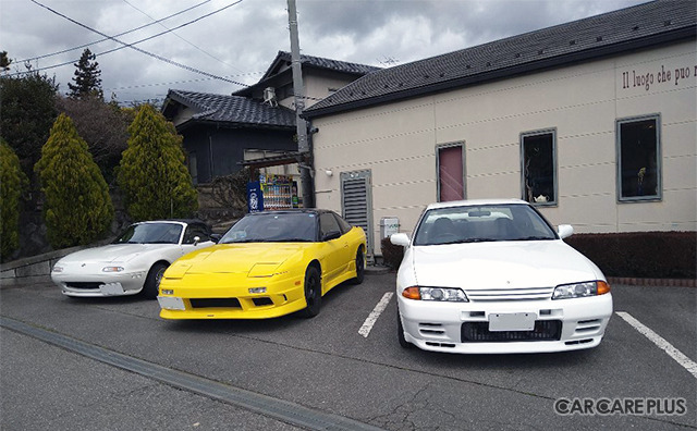 右手前から、スカイラインGT-R、180SX、NAロードスターと、ヤングタイマーな旧車が並ぶ
