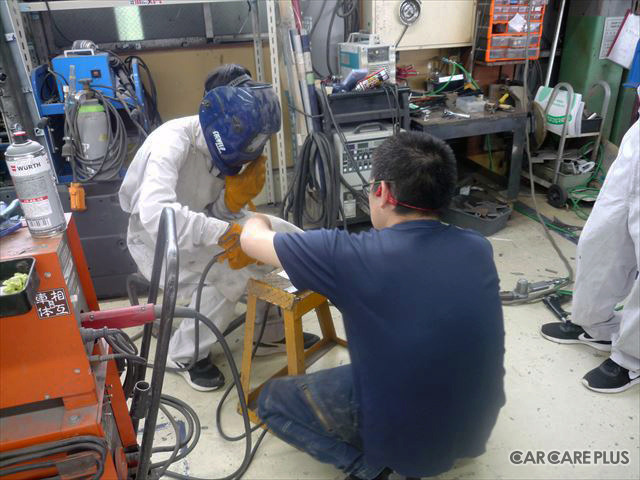 長野県飯田市「相互車体」で、地元の中学生が整備や鈑金塗装を体験