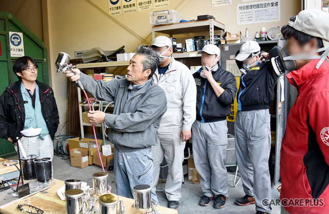 長野県飯田技術専門校 自動車整備科「塗装講習」で、内山会長が外部講師を務めた(2019年11月)
