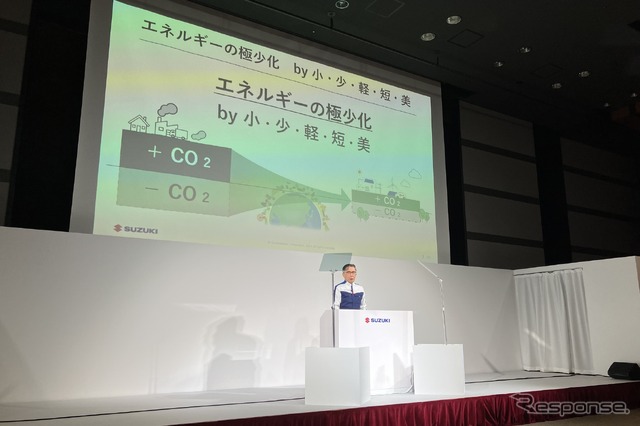 プレゼンテーションする鈴木社長（7月17日）