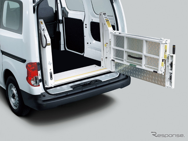 NV200バネット・リフター付バン(リフター横方向開閉)