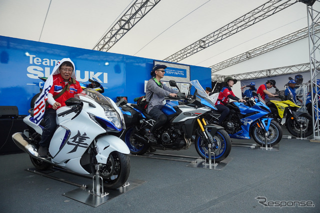 鈴鹿8耐のスズキブースに展示された最新モデル