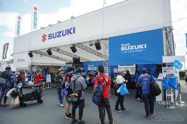 鈴鹿8耐のスズキブース