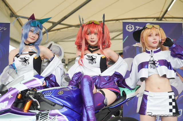 IRF with アズールレーンのレースクイーン。左から、尊みを感じて桜井さん、シスルさん、楪くれはさん(鈴鹿8耐2024)