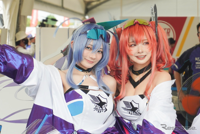 尊みを感じて桜井さん(左)とシスルさん(鈴鹿8耐2024)
