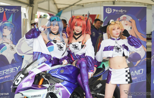 IRF with アズールレーンのレースクイーン。左から、尊みを感じて桜井さん、シスルさん、楪くれはさん(鈴鹿8耐2024)