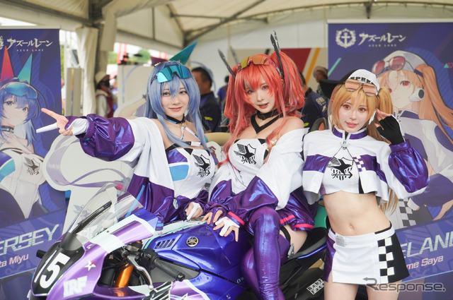 IRF with アズールレーンのレースクイーン。左から、尊みを感じて桜井さん、シスルさん、楪くれはさん(鈴鹿8耐2024)