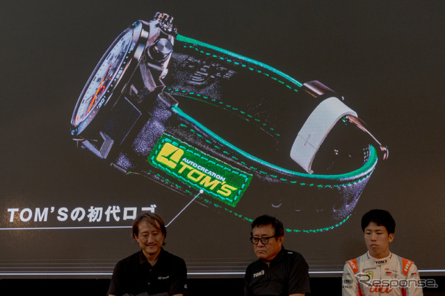 ベルトには初代ロゴがあしらわれている。ホワイトの文字部分はフォントが小さいため、刺繍に苦労したとのこと。