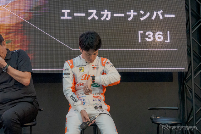 坪井選手は、36の番号がうっすらと入っていることを知らなかったようで、説明中に食い入るようにEDIFICEを見つめていた。