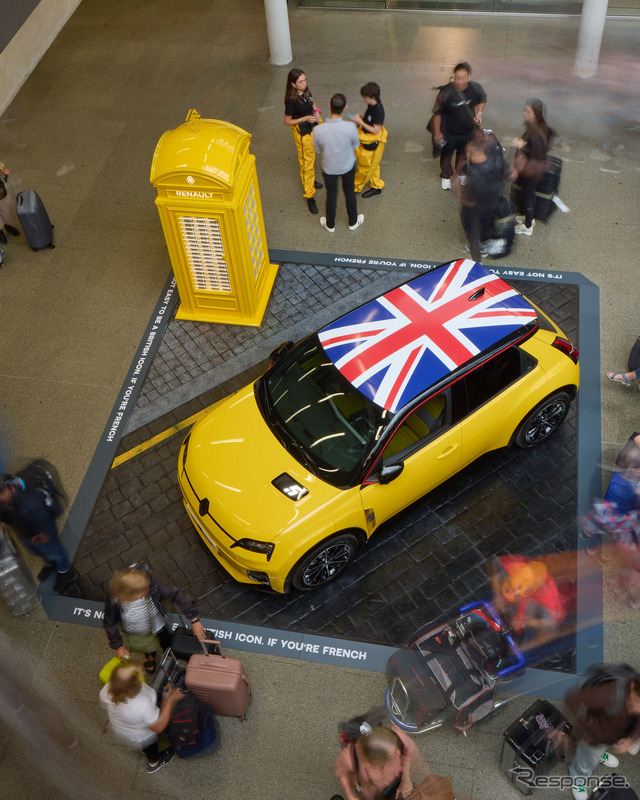 ルノー 5 新型を英国ロンドンのセント・パンクラス国際駅に展示中
