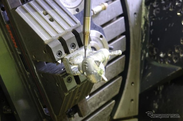 ボールペンくらいの太さ（0.6mm）の工具で切削