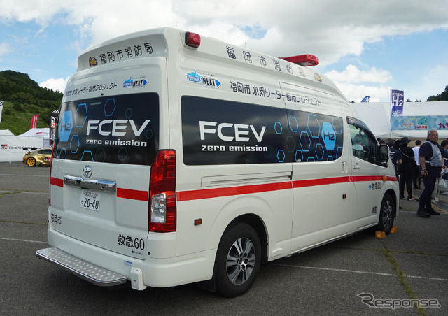 スーパー耐久 in オートポリスに展示されたトヨタのFCEV救急車