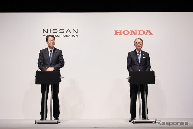 日産とホンダの連合に、三菱自が合流する方向だという。写真は3月、日産の内田誠社長（左）とホンダ三部敏宏社長（右）