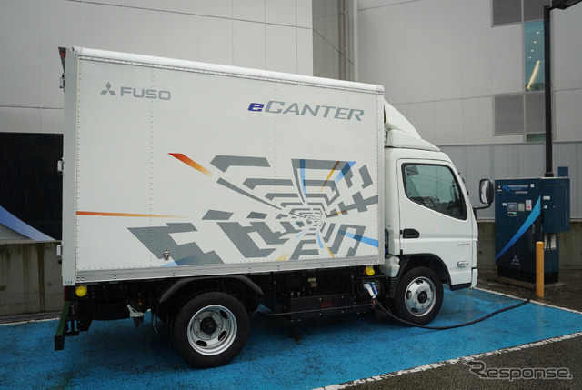 充電中の三菱ふそう eキャンター