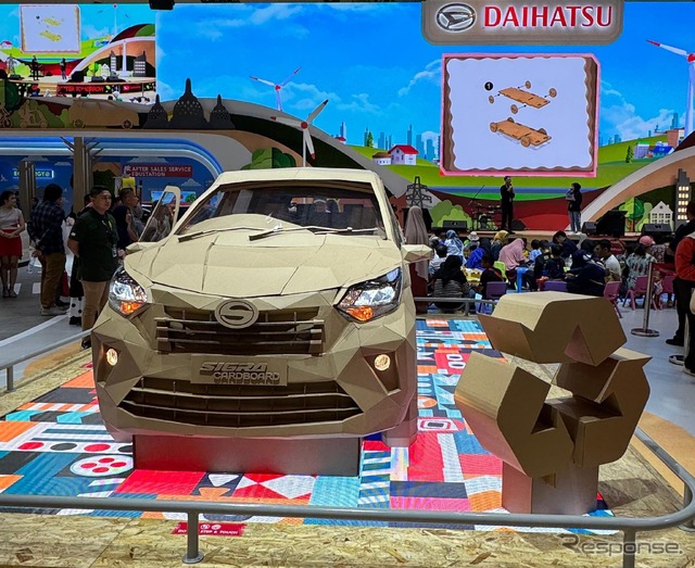 ダイハツの小型ミニバン『シグラ』の段ボール製の実物大モデル(GIIAS 2024)