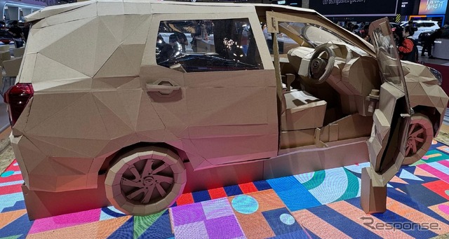 ダイハツの小型ミニバン『シグラ』の段ボール製の実物大モデル(GIIAS 2024)