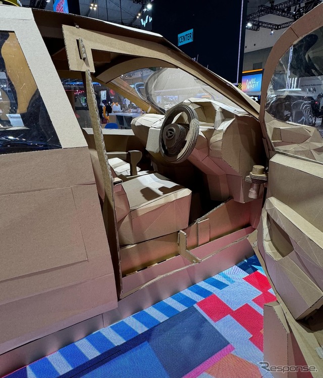 ダイハツの小型ミニバン『シグラ』の段ボール製の実物大モデル(GIIAS 2024)