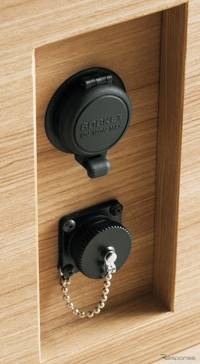 キャラバンMYROOM:12V電源ソケット1個〈リヤ〉/ポータブルバッテリー用電源入力端子