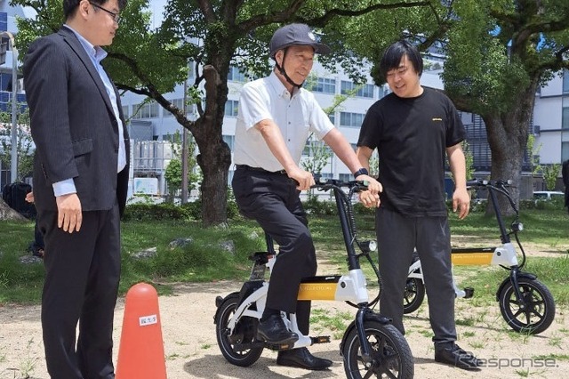 電動サイクルを試乗する和歌山市の尾花市長