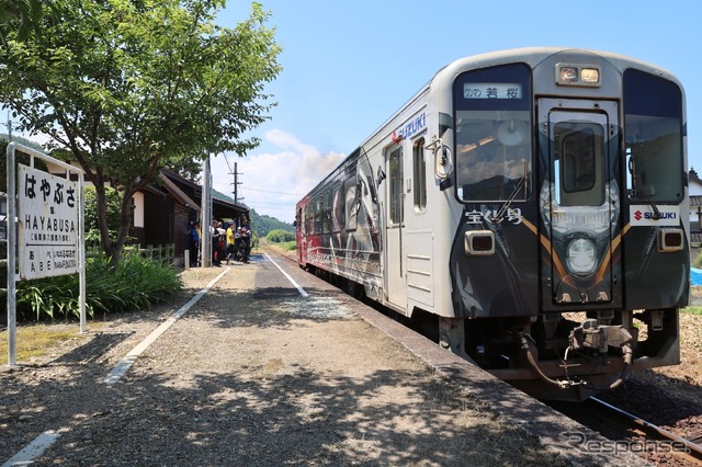 ハヤブサのラッピングが施された若桜鉄道の車両