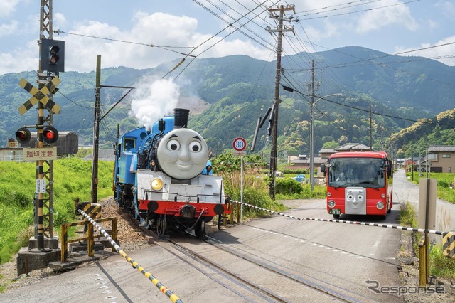 きかんしゃトーマス号（向かってひだり）とバスのバーティー　(c) 2024 Gullane (Thomas) Limited.