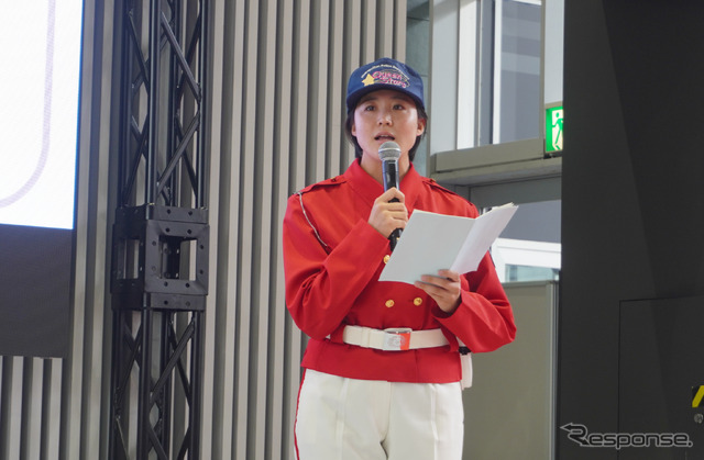 警視庁「クイーンスターズ」とピーポくんによる交通安全啓発ステージ