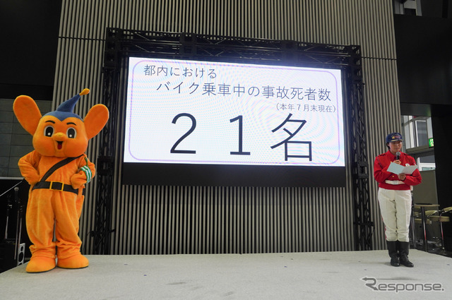 警視庁「クイーンスターズ」とピーポくんによる交通安全啓発ステージ