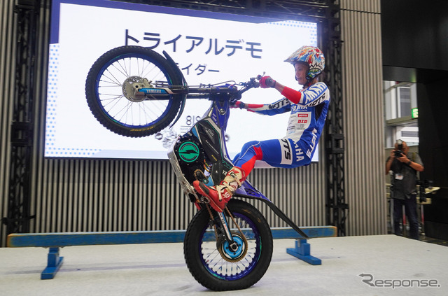 黒山健一選手によるヤマハの電動トライアルバイク「TY-E 2.2」デモンストレーション