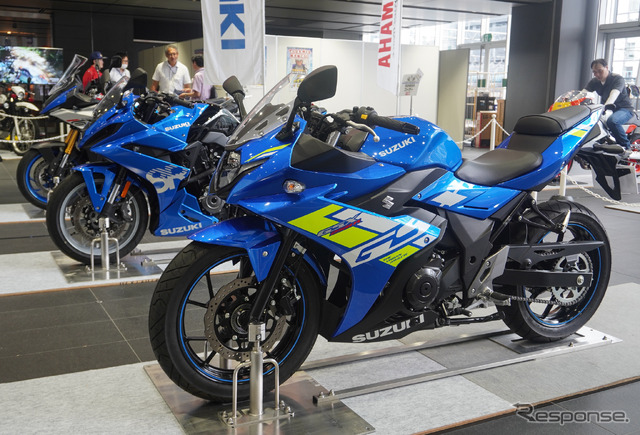 国内4メーカーが最新モデル、電動バイク、レース車両などを展示。写真はスズキ