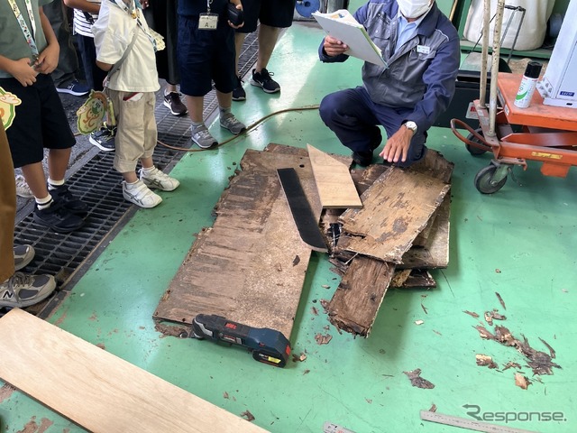 湿気で劣化したベニヤ板