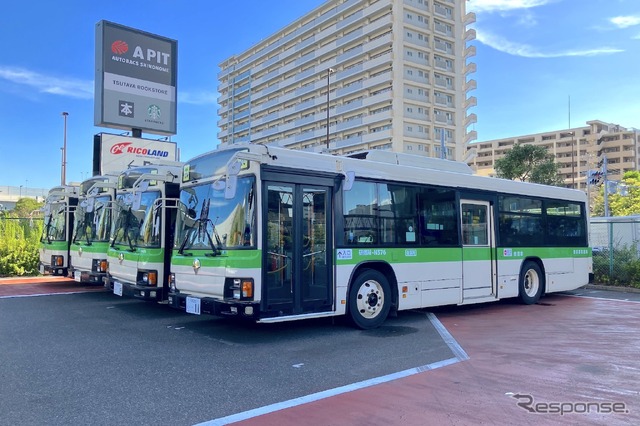 教習車。地面の赤い塗装は教習コース