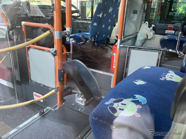 教習車は左前輪前に助手席とプレーキがある