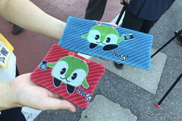 お土産の座席生地アップサイクルで作られたペンケースとティッシュケース