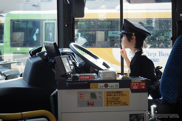 燃料電池バスの運転席体験