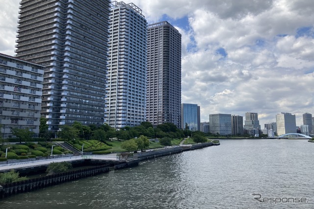 東京石川島造船所本分工場跡地(推測):現在の東京都中央区佃、晴海運河右岸、写真左手。相生橋から永代橋方向を臨む