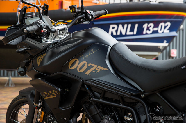 王立国立救命ボート協会支援のため、ダニエル・クレイグがトライアンフ限定バイクを慈善オークションへ