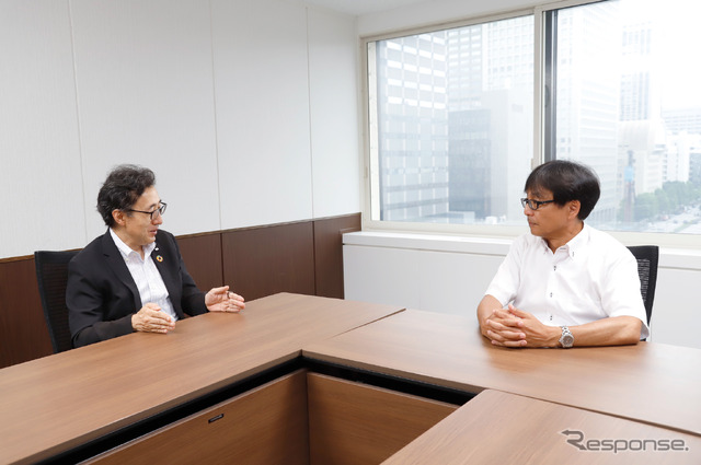 東京電力パワーグリッド 取締役 副社長執行役員 最高技術責任者の岡本浩氏(左)と、本田技術研究所 先進パワーユニット・エネルギー研究所 エグゼクティブチーフエンジニアの岩田和之氏(右)
