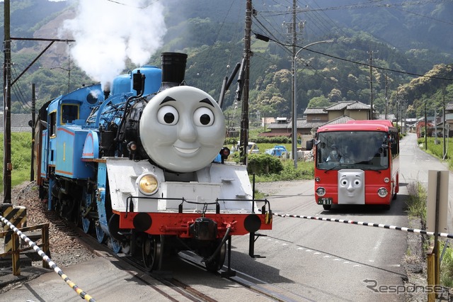 きかんしゃトーマス号（向かって左）とバスのバーティー　(c) 2024 Gullane (Thomas)