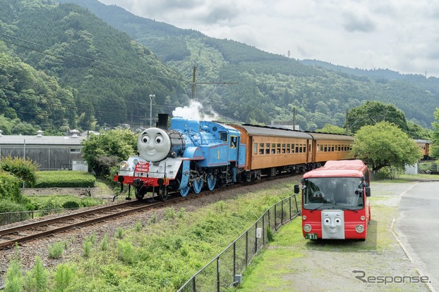 きかんしゃトーマス号（向かって左）とバスのバーティー　(c) 2024 Gullane (Thomas) Limited.