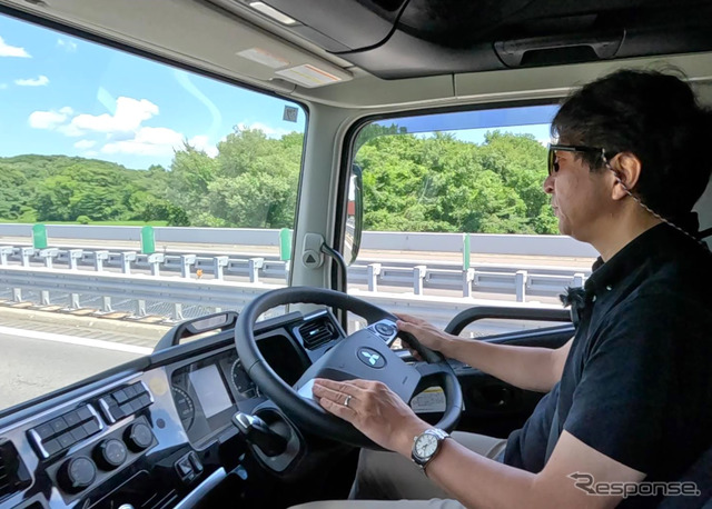 三菱ふそうの大型トラック『スーパーグレート』新型を試乗する筆者
