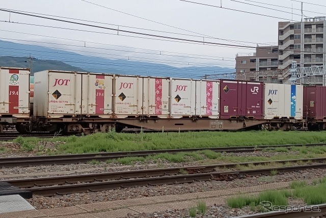 コキ107形式コンテナ貨車(展示車両と同型)
