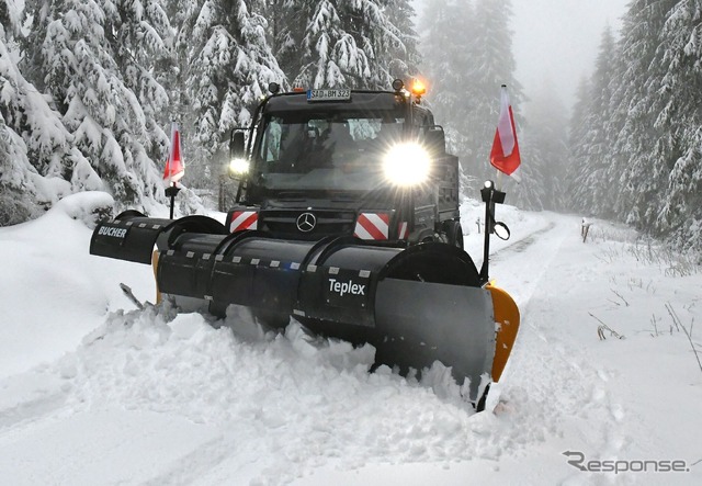 メルセデスベンツ・ウニモグU327の除雪車