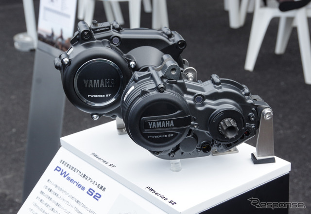 小型、軽量化をおこなった新型ドライブユニット「PWseries S2」(手前)