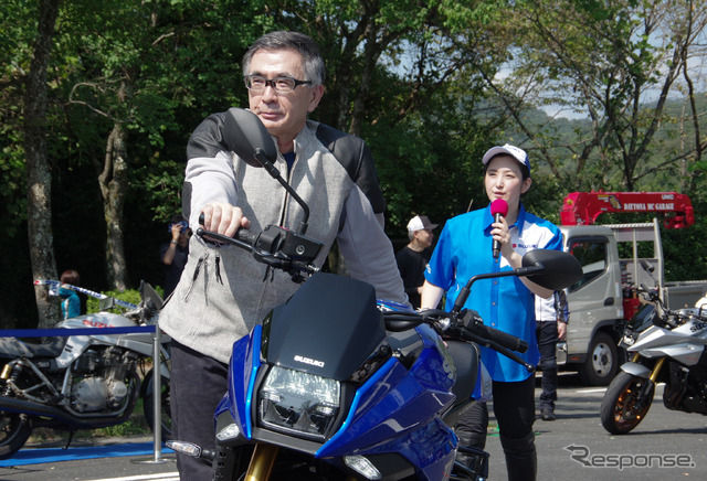 スズキ鈴木俊宏社長がブルーの新型スズキ『カタナ』を初公開