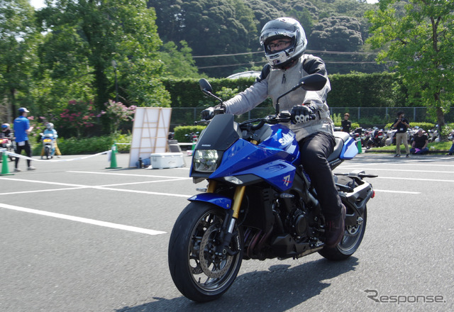 スズキ鈴木俊宏社長がブルーの新型スズキ『カタナ』を初公開